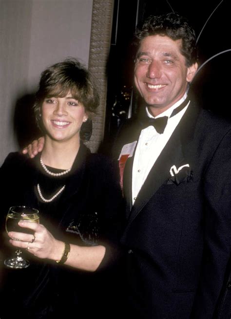 Is joe namath married currently - Susan Graver is married as of 2015. She has been married to her husband Richard for approximately 37 years, and the pair currently live in Long Island, New York.